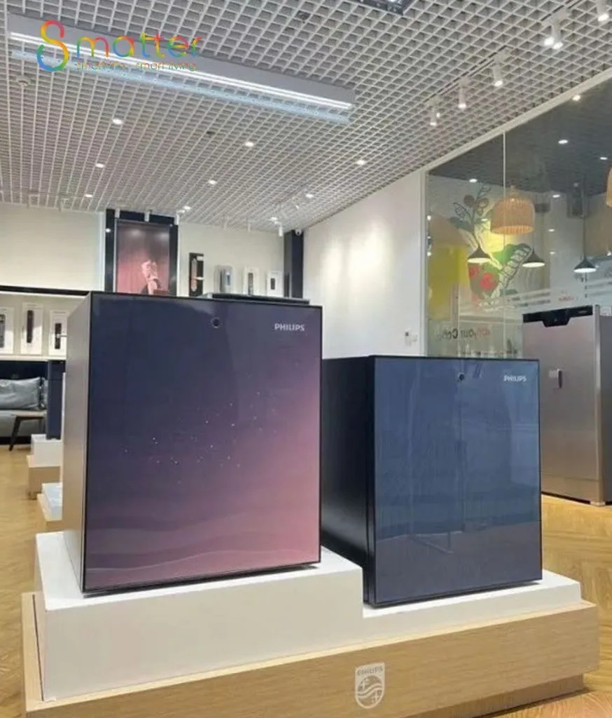 Showroom Philips sáng đèn, hai két sắt mặt kính tím và xanh đặt trên bục trưng bày trắng