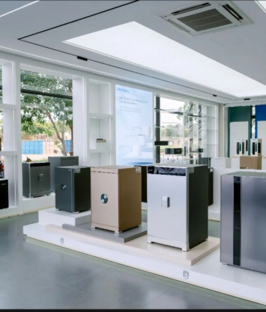 Showroom sáng trưng bày nhiều két sắt Philips nhiều màu trên bục trắng