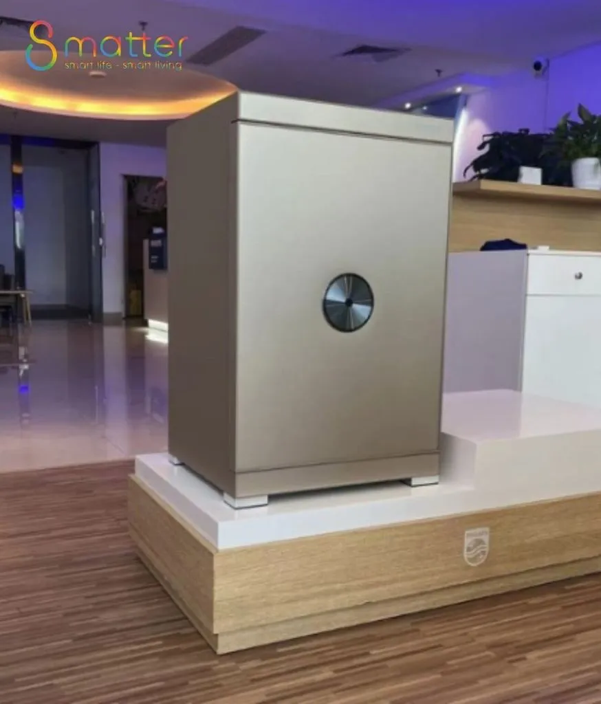 Két sắt vàng champagne đặt trên bục gỗ trắng giữa showroom sáng đèn