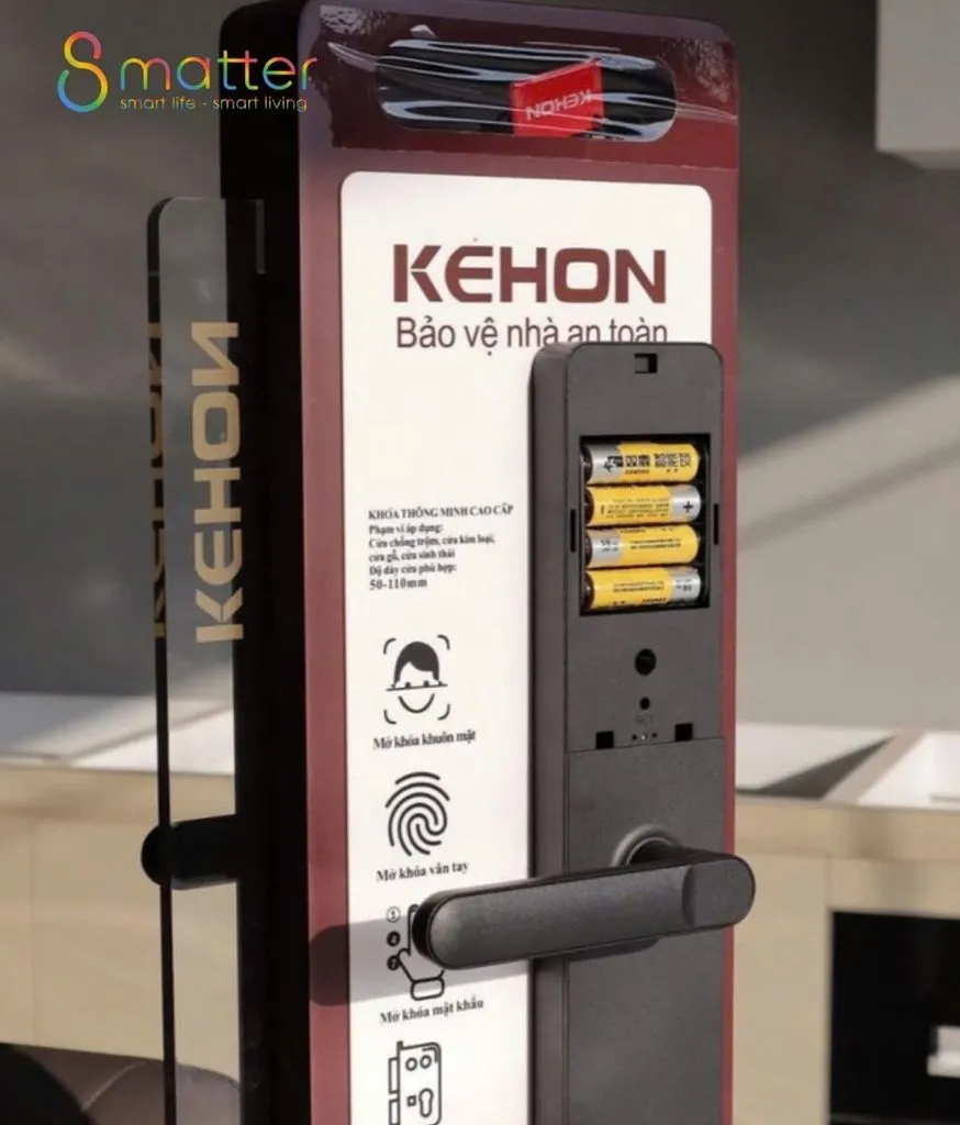 Kệ trưng bày Kehon màu đỏ đen, khoá tay gạt mở nắp lộ ba viên pin