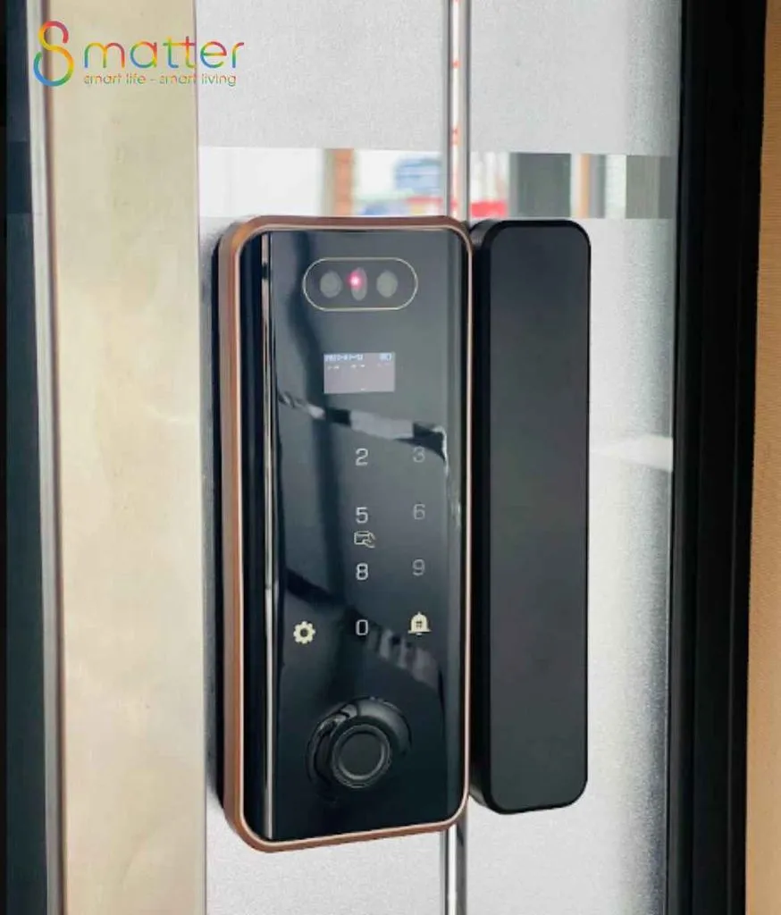 Khóa cửa thông minh có camera lắp trên cánh cửa kính