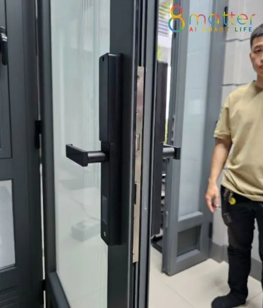 khóa cửa thông minh thi công