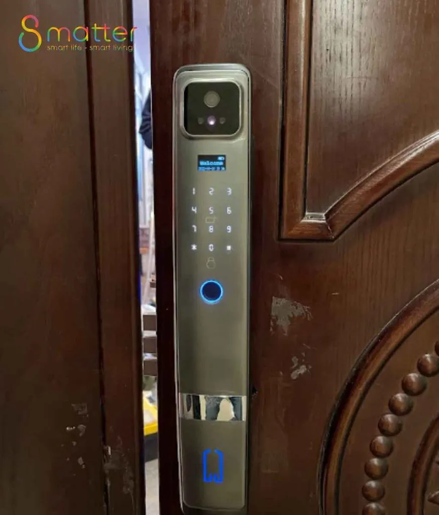 Khoá cửa thông minh lắp trên cánh cửa gỗ có hoa văn chạm khắc