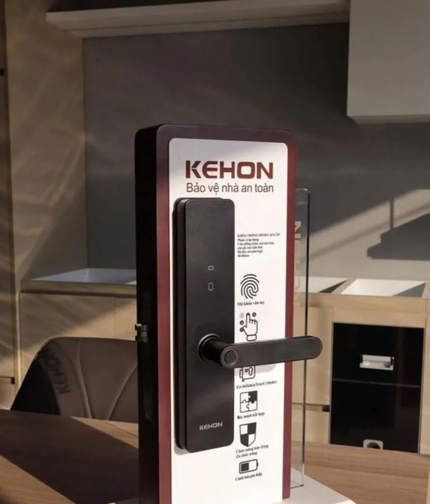 Khoá cửa KEHON trưng bày trên giá đỡ bìa đỏ trong showroom