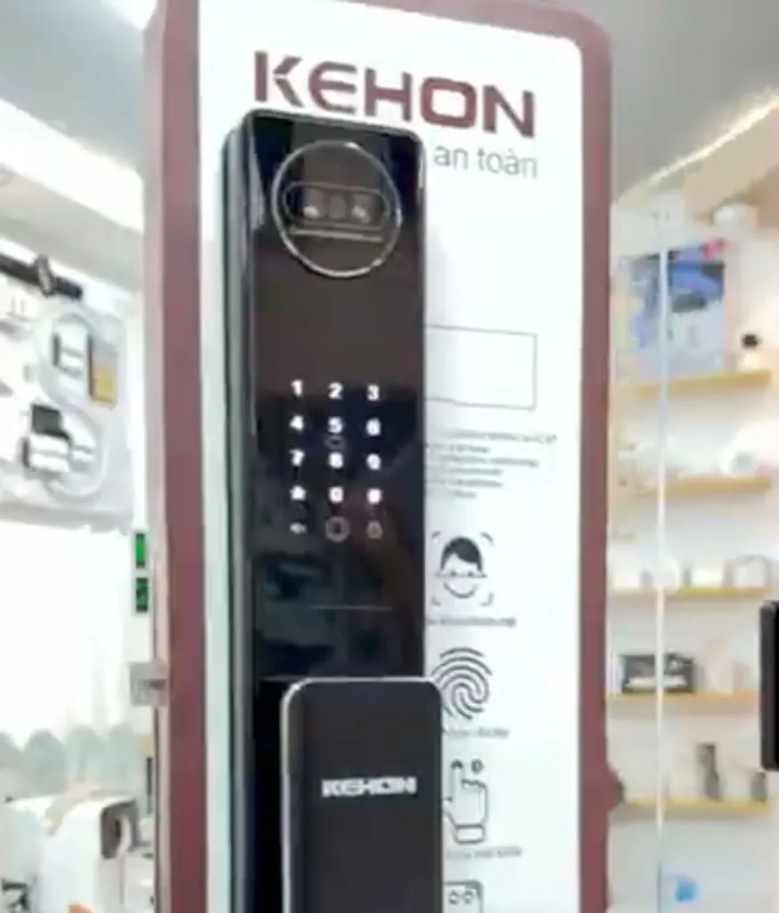 Khóa đen trên cột trưng bày, giữa thân có màn hình tròn và bàn phím số