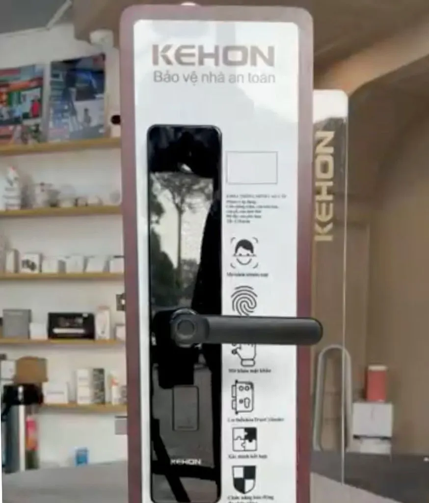 Khóa Kehon kiểu push-pull trưng bày trên bảng mẫu tại cửa hàng 8matter