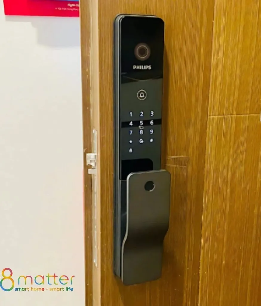 Khoá Philips gắn thực tế trên cánh cửa gỗ, có camera và bàn phím số