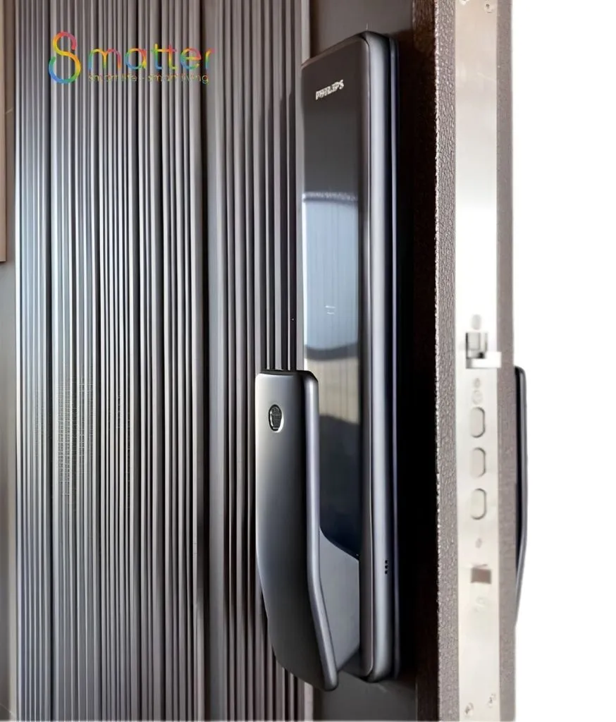 Khóa Philips màu đen lắp trên cánh cửa bên trong ngôi nhà