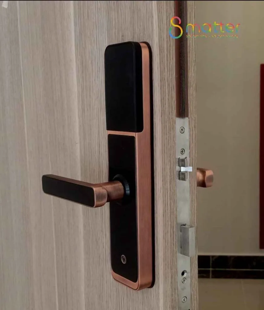 Khóa Philips màu nâu đồng lắp trên cánh cửa gỗ đang hé mở, nhìn thấy chốt