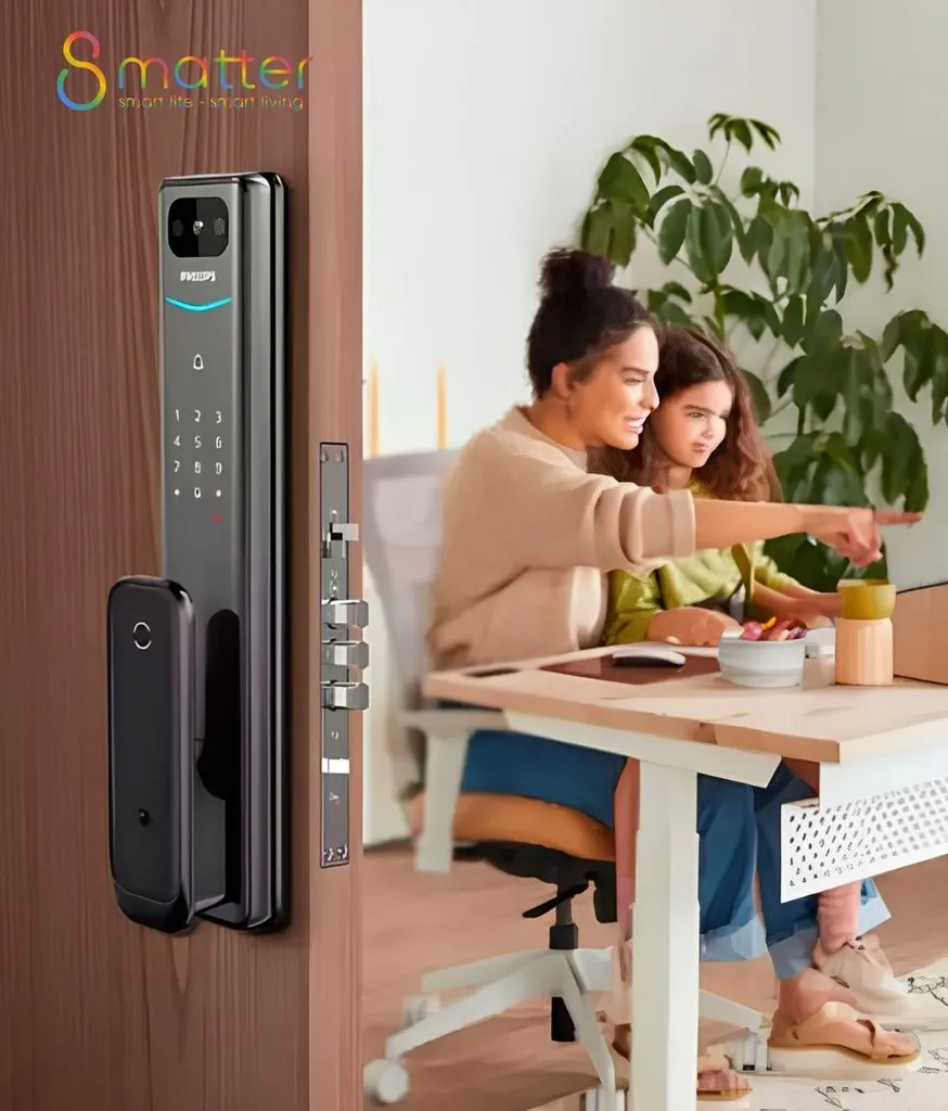 Khóa Philips gắn trên cánh cửa, phía sau là gia đình đang ngồi quây quần