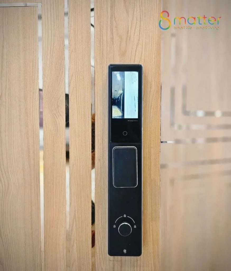Khóa thông minh màu đen lắp trên cánh cửa gỗ có vân sọc