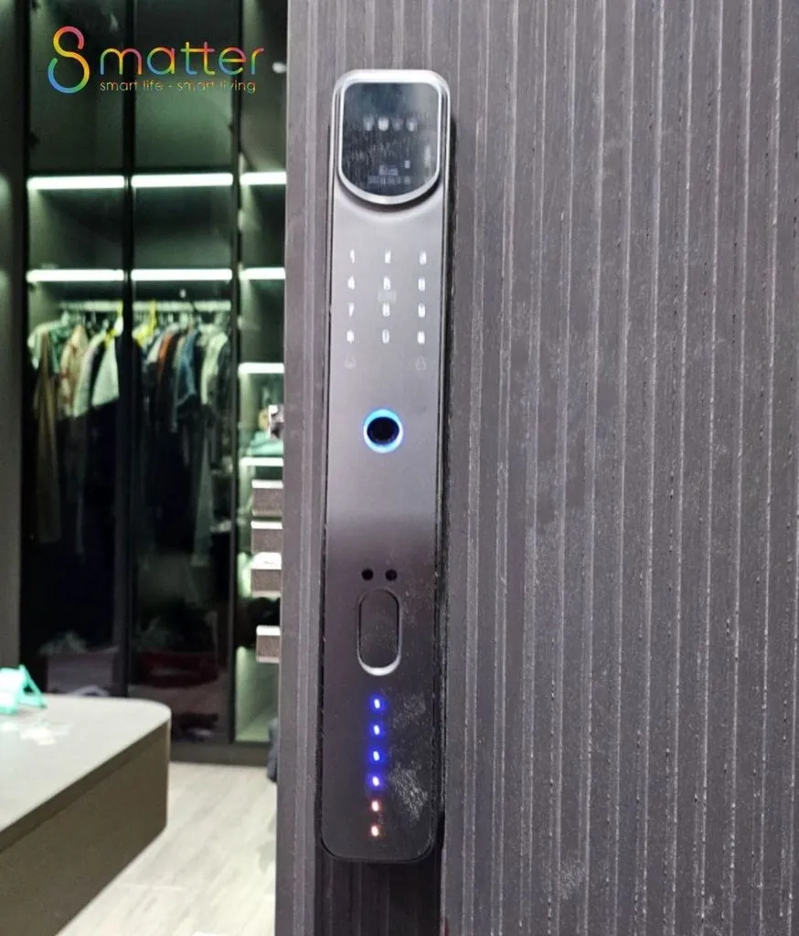 Khóa cửa thông minh màu đen lắp trên cánh cửa phòng thay đồ