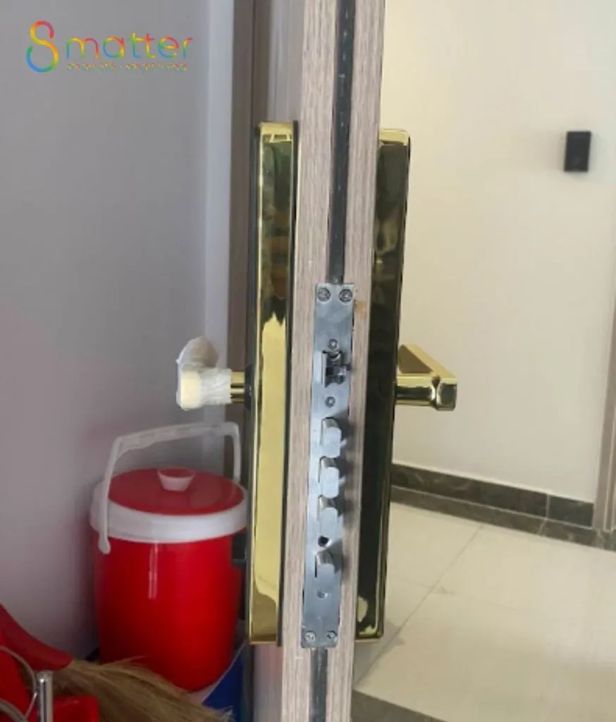 Khóa thông minh gắn trên cánh cửa của một căn nhà đang có người ở