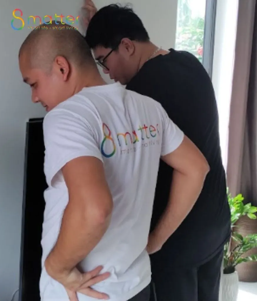 Kỹ thuật viên 8matter đang lắp khóa cửa thông minh cho khách hàng