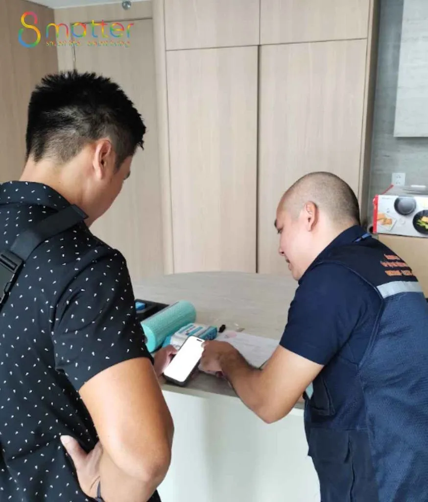 Kỹ thuật viên ghi chép cùng khách hàng bên quầy bếp