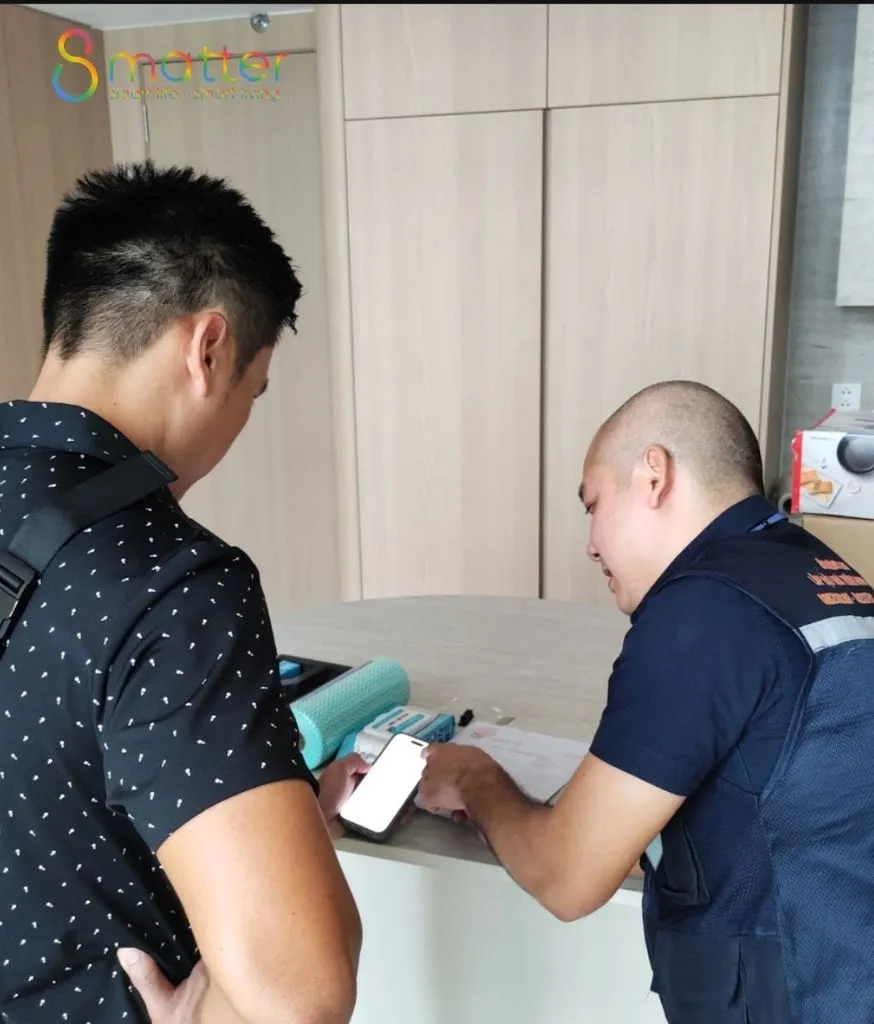 Kỹ thuật viên đứng trong phòng hướng dẫn khách cách sử dụng thiết bị thông minh