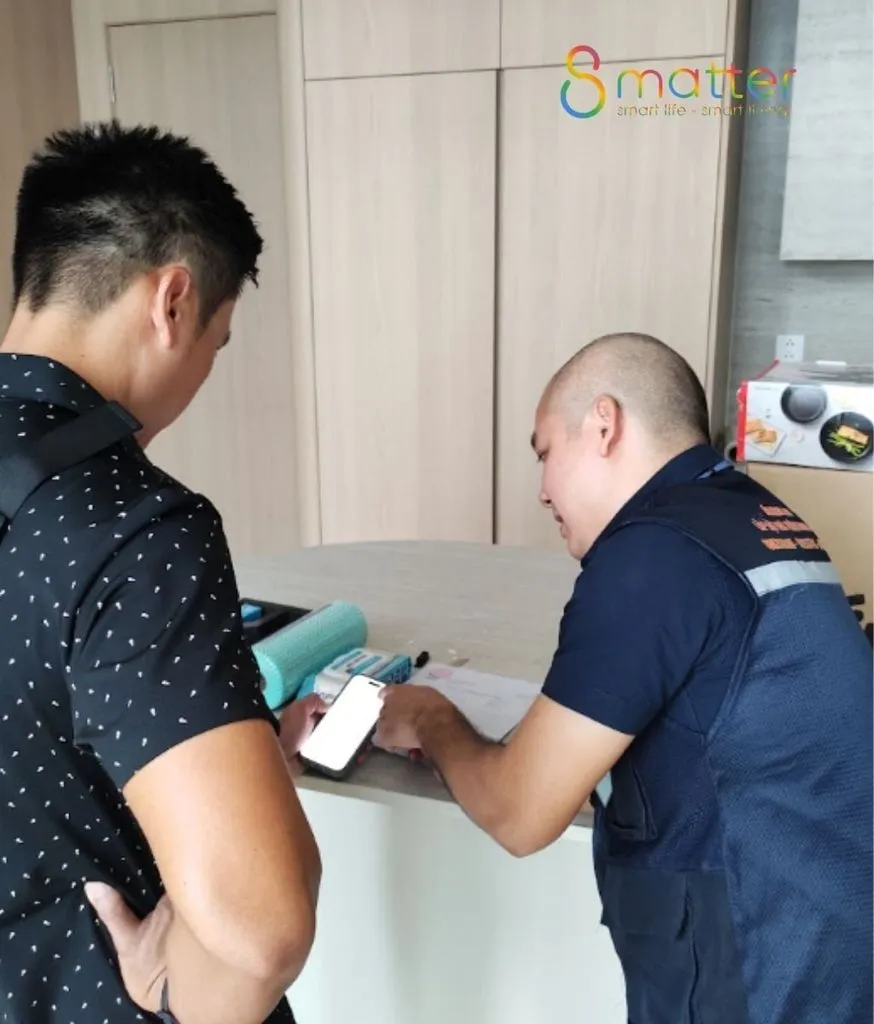 Kỹ thuật viên cùng khách hàng xem bản vẽ ngay tại công trình