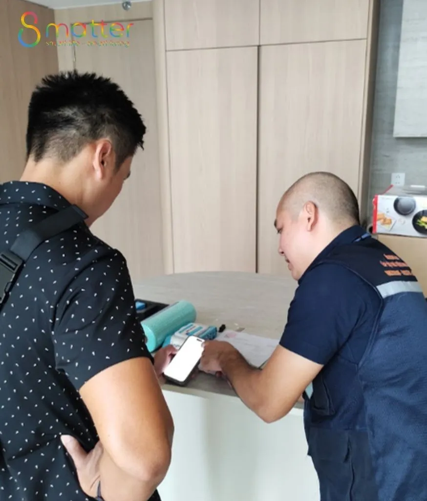 Hai người đàn ông đứng bên đảo bếp gỗ