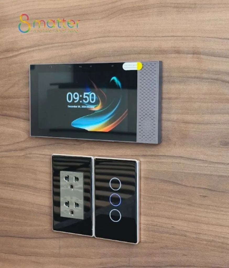 Màn hình điều khiển và bàn phím nhỏ gắn liền nhau trên bức tường gỗ