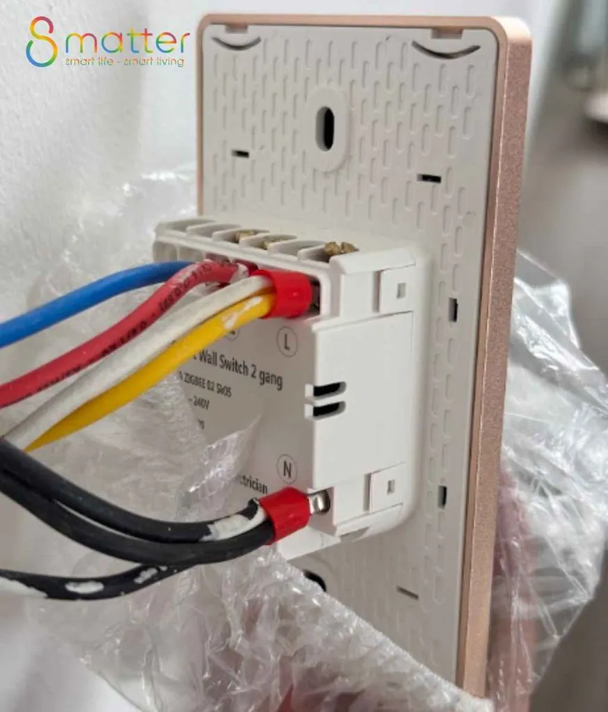 Mặt sau công tắc thông minh với các dây màu đã đấu vào cọc