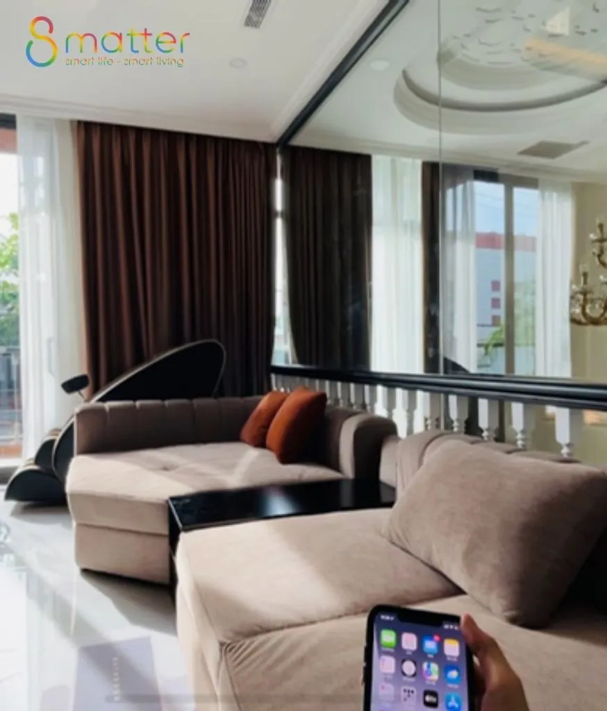 Phòng khách nhà phố nhiều tầng tại TP.HCM do 8MATTER khảo sát, rèm và đèn điều khiển qua app