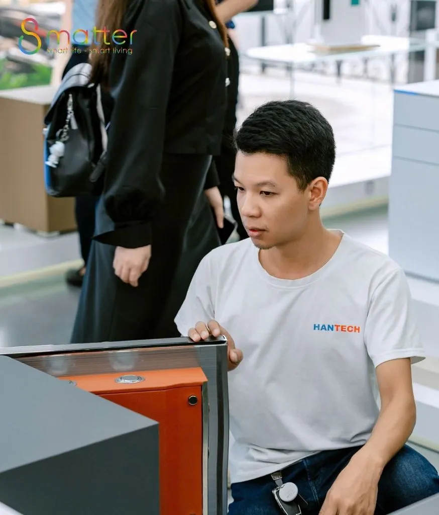 Nhân viên 8matter mặc đồng phục đứng bên chiếc xe đẩy hàng trong cửa hàng