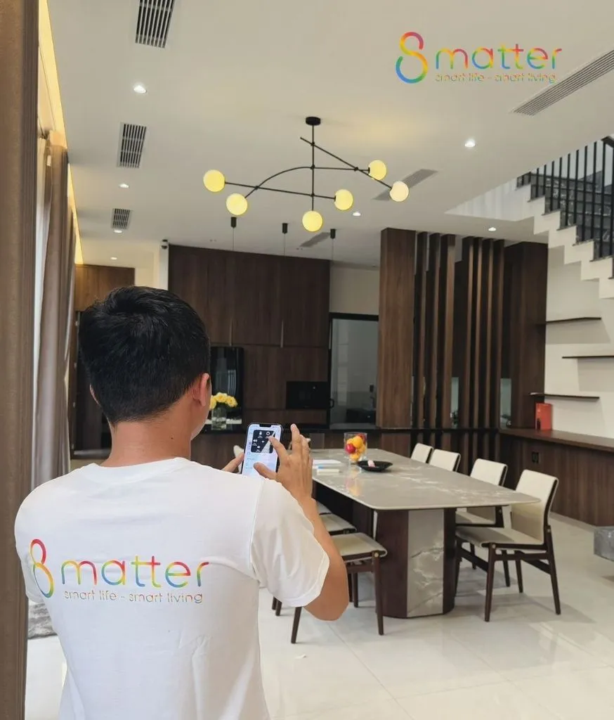 Nhân viên 8matter quay phim trong phòng ăn treo đèn thả