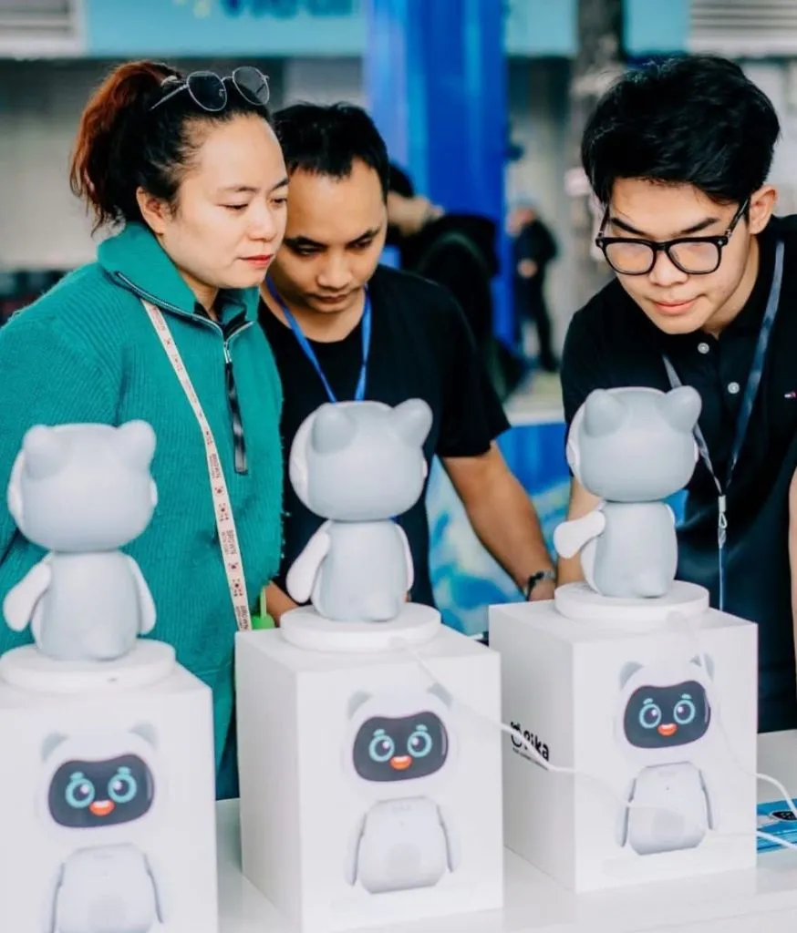 Nhân viên 8matter đang giới thiệu robot Pika cho khách tham quan tại gian hàng