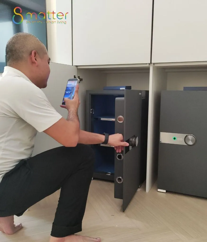 Nhân viên đang kiểm tra một chiếc két sắt trưng bày trong cửa hàng