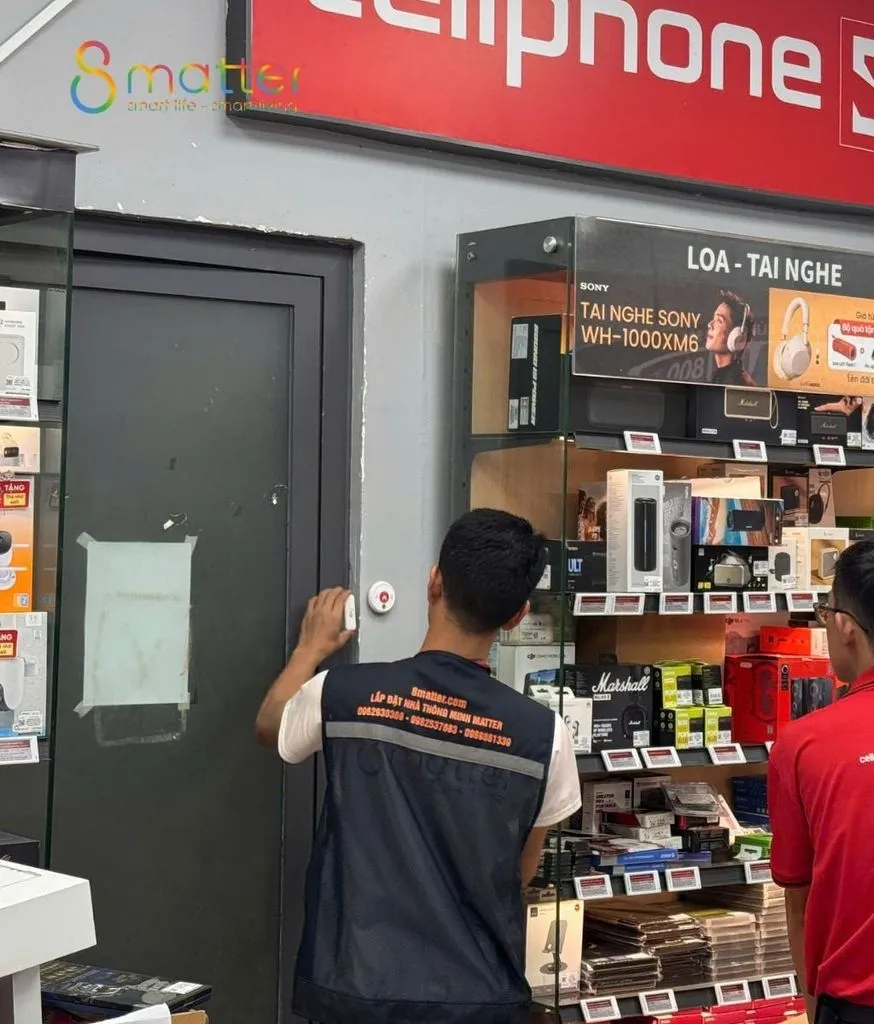 Nhân viên làm việc tại quầy bên trong một cửa hàng điện thoại