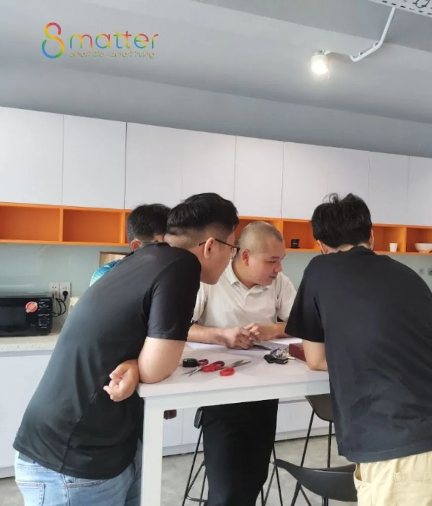 Nhóm nhân viên và khách ngồi quanh chiếc bàn tư vấn để trao đổi