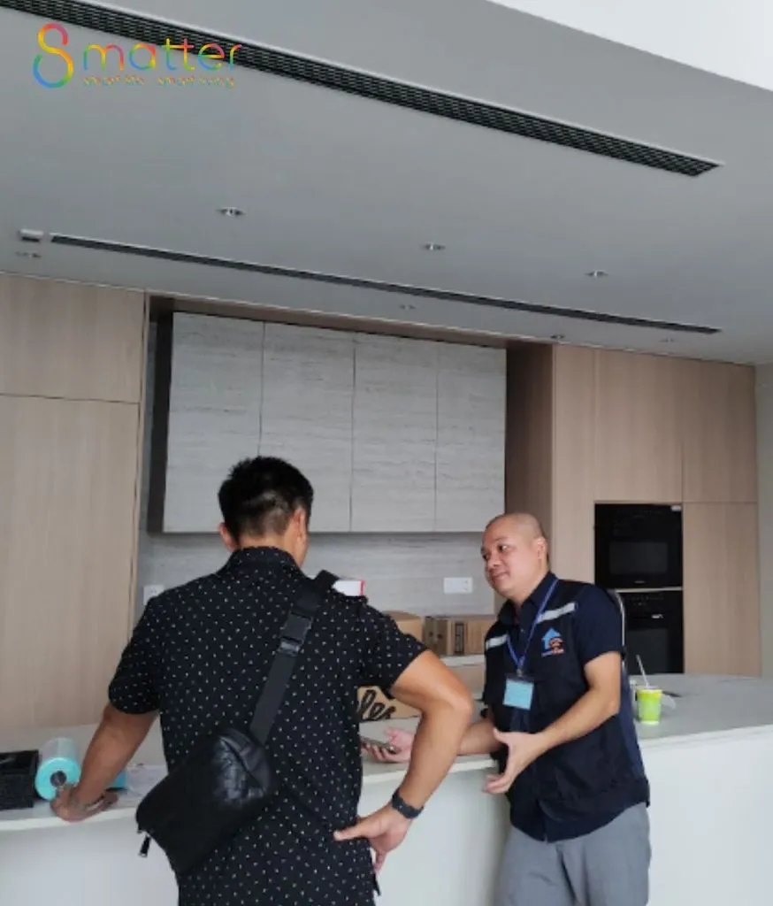 Nhóm kỹ thuật viên mặc áo 8matter lắp thiết bị trong phòng khách