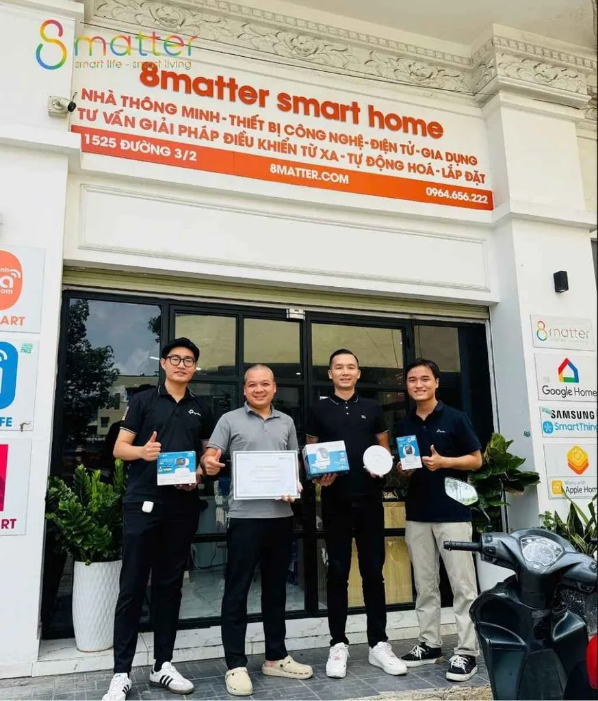 Nhóm nhân viên 8matter đứng trước cửa hàng, trên tay cầm hộp sản phẩm