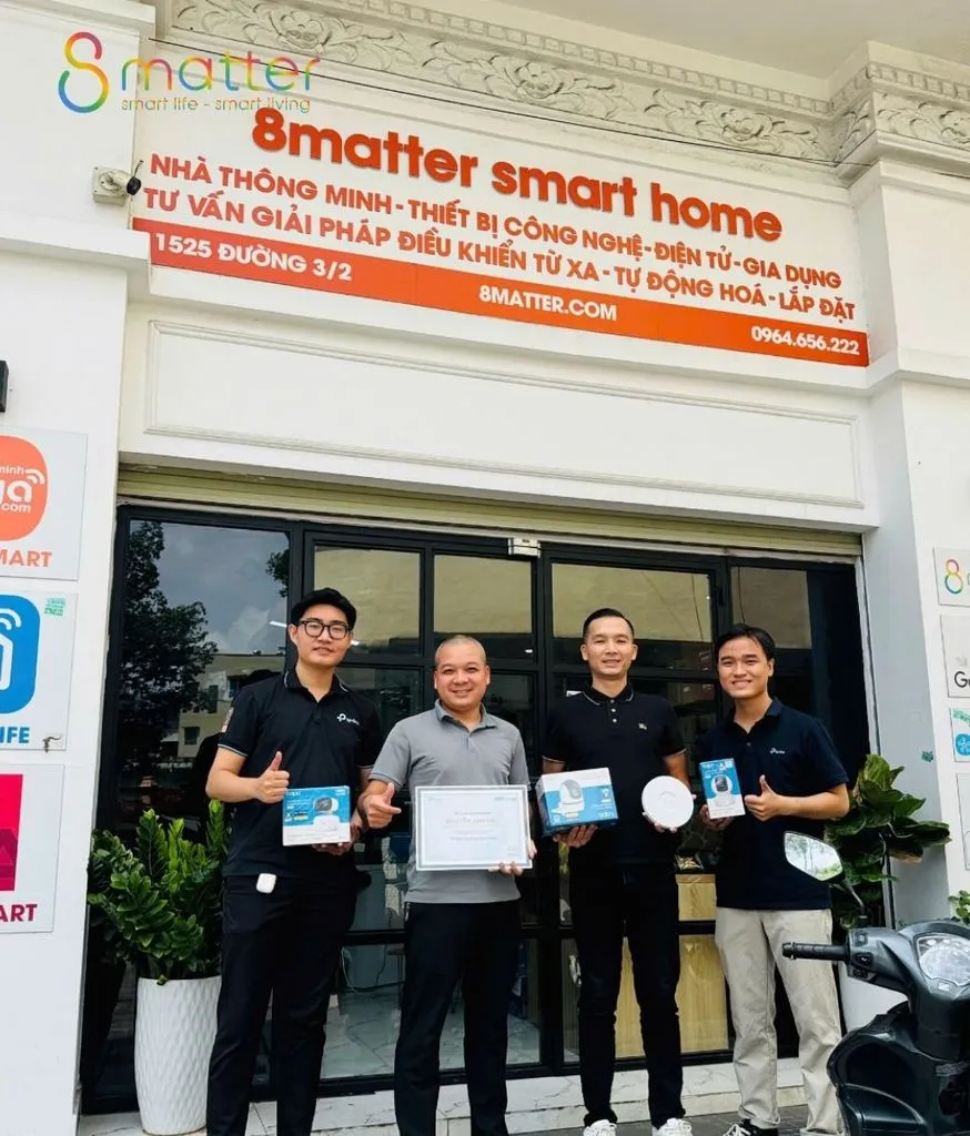 Nhóm nhân viên mặc áo đồng phục 8matter đứng trước mặt tiền cửa hàng