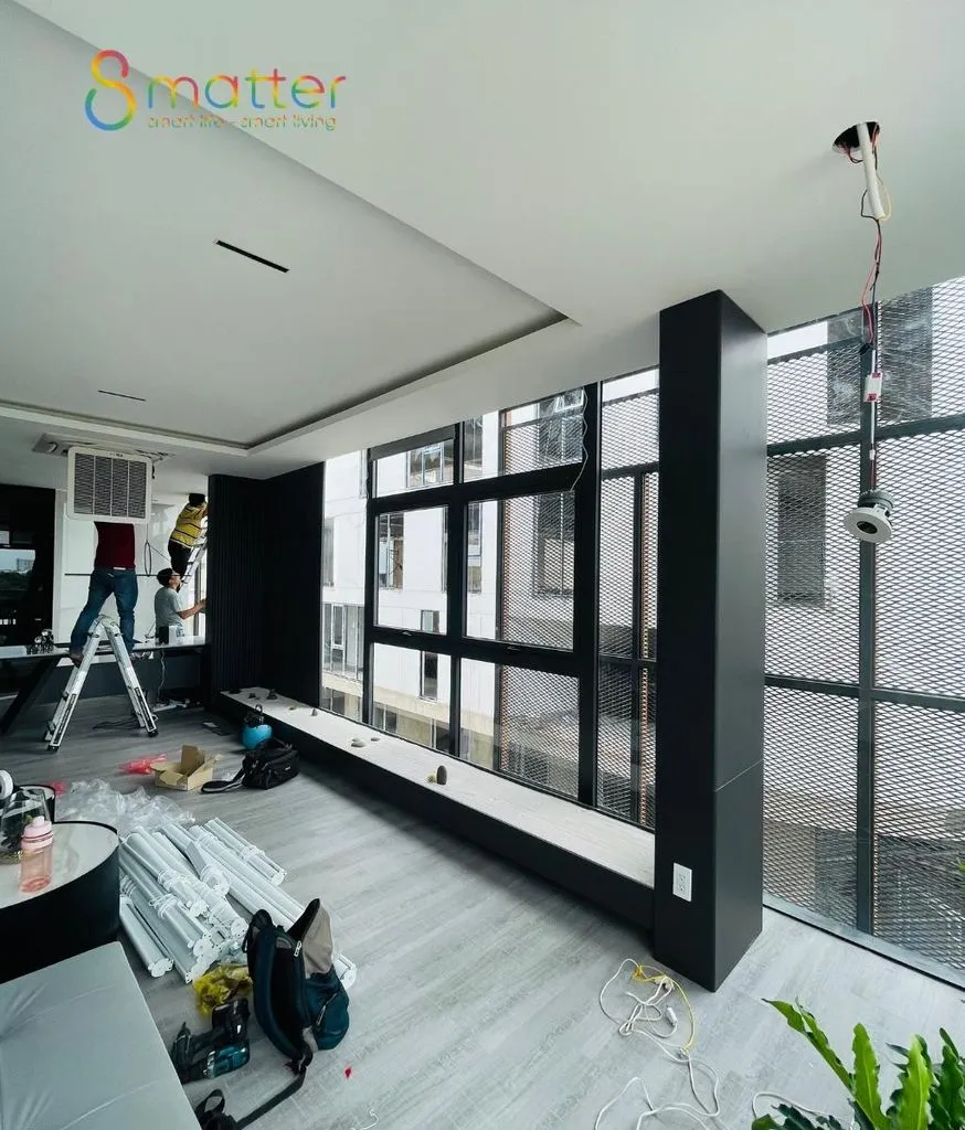 Căn phòng đang thi công với chiếc thang và vật tư để rải rác