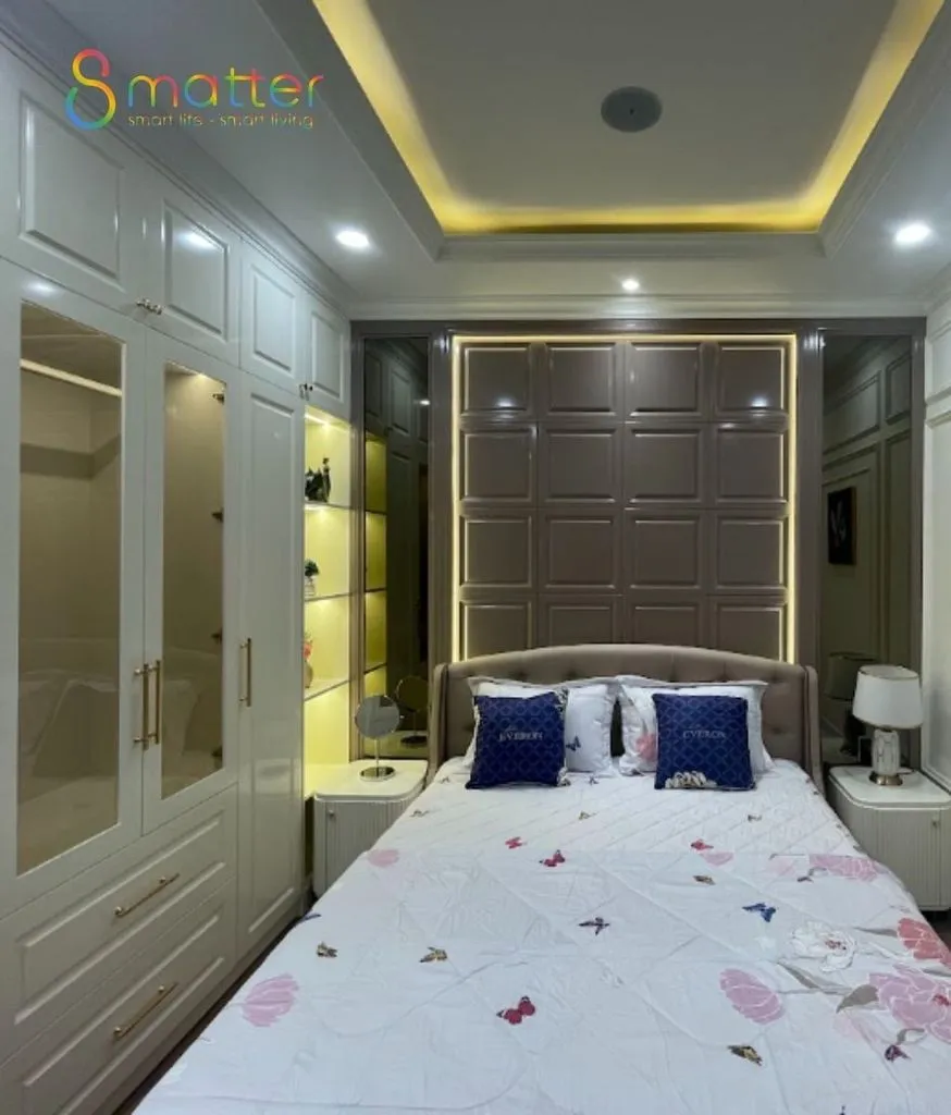 Phòng ngủ có giường trải cánh hoa hồng trang trí
