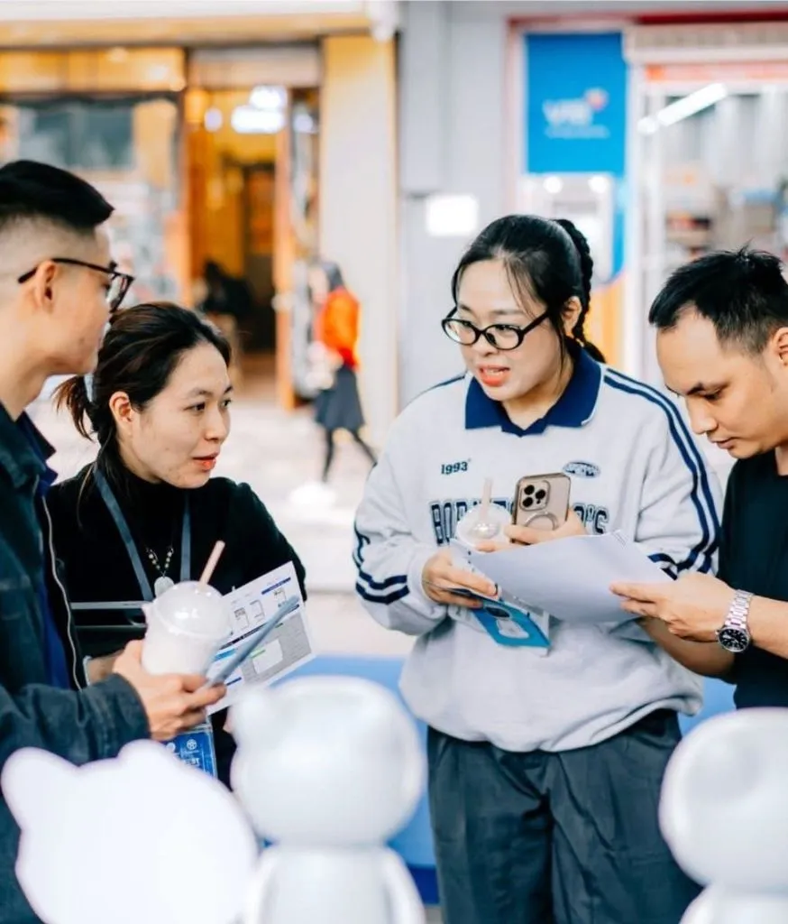Nhóm phụ huynh và trẻ cùng xem robot Pika trưng bày trong trung tâm thương mại