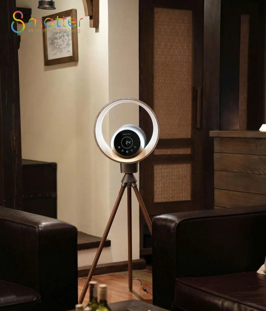 Quạt không cánh vòng tròn trên chân ba chạc đặt giữa phòng khách nội thất gỗ