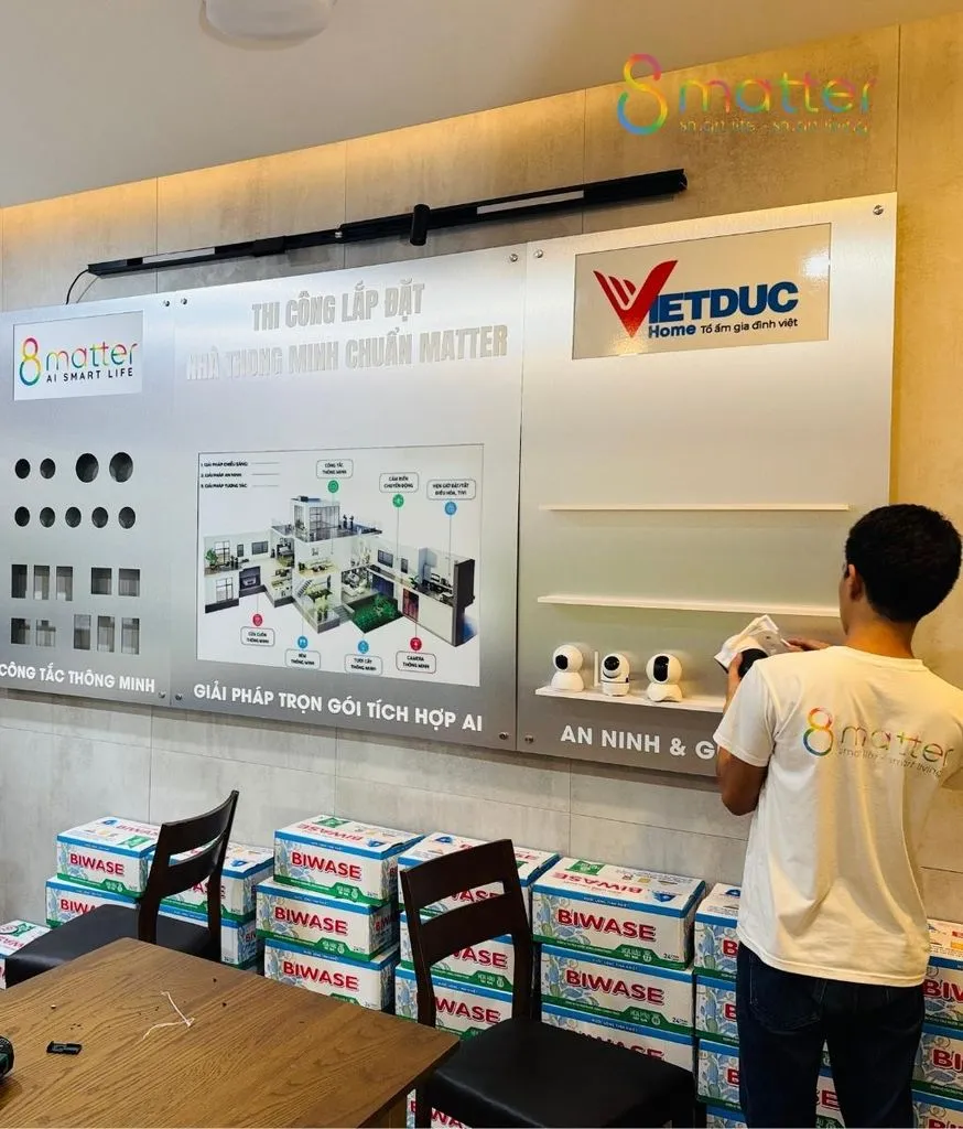 Quầy trưng bày các mẫu công tắc và ổ cắm bên trong cửa hàng