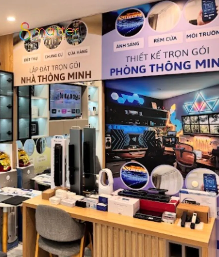 Quầy trưng bày trong cửa hàng kèm bảng giới thiệu dịch vụ lắp đặt trọn gói