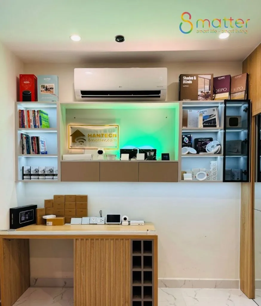Quầy trưng bày thiết bị nhà thông minh được chiếu sáng bằng đèn LED