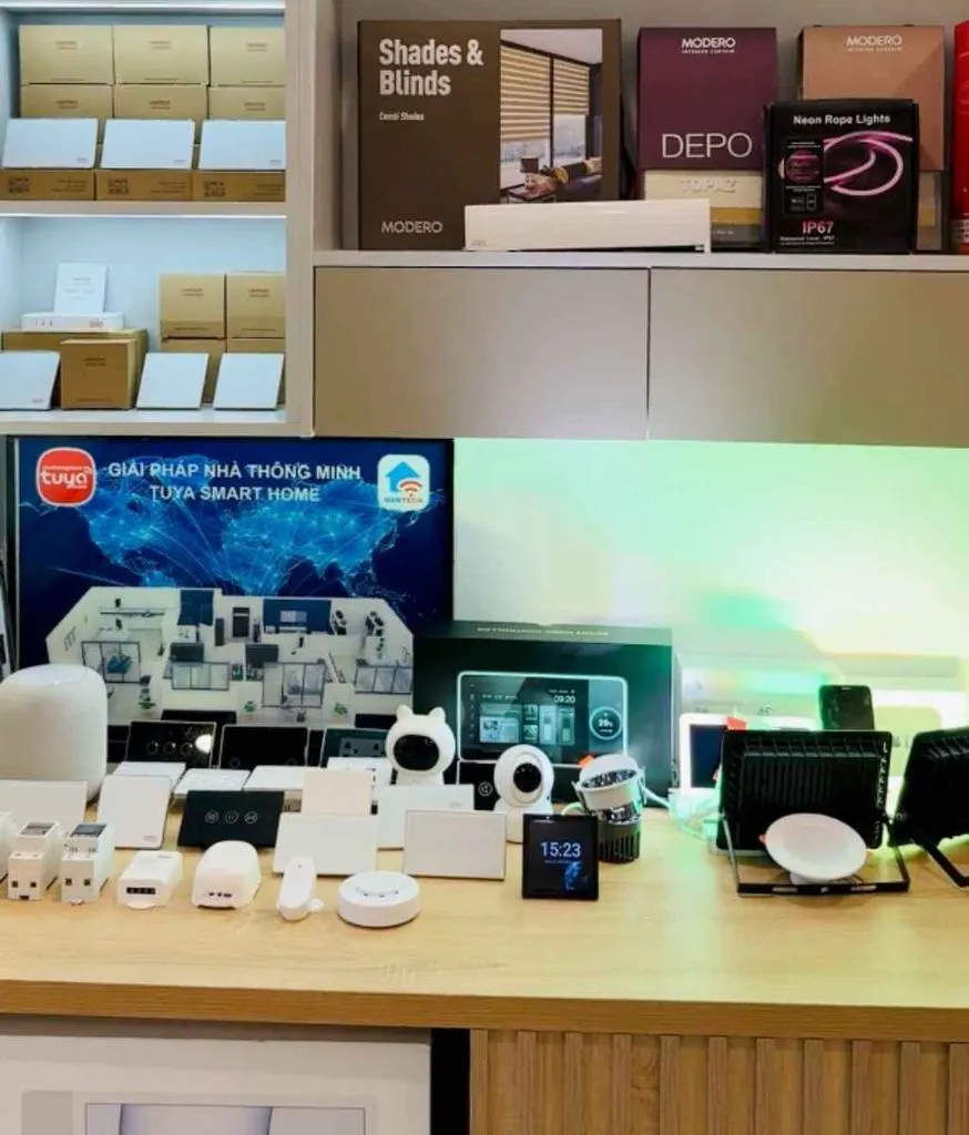 Quầy trưng bày thiết bị smart home có màn hình và dãy đèn chiếu