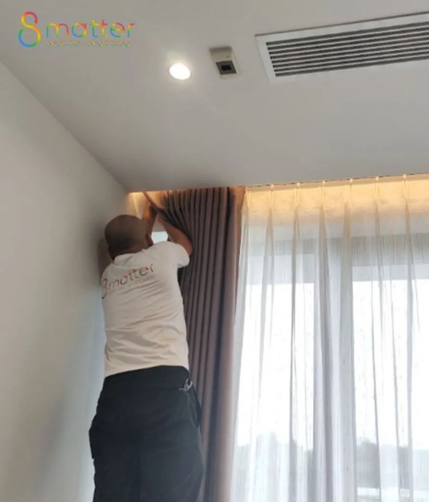 Thợ áo trắng in logo đứng lắp thanh ray rèm sát trần phòng ngủ
