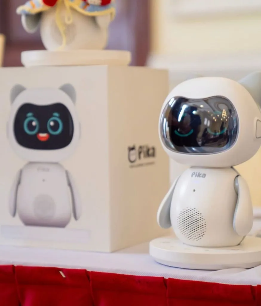 Robot Pika đặt cạnh hộp sản phẩm trên bàn trưng bày của 8matter Smart Home