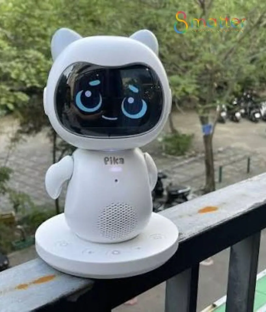 Robot Pika được đặt trên lan can ngoài trời, phía sau là khoảng không thoáng