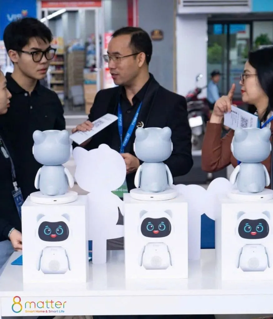Gian hàng robot Pika, nhân viên nam đang giới thiệu sản phẩm cho hai khách tham quan