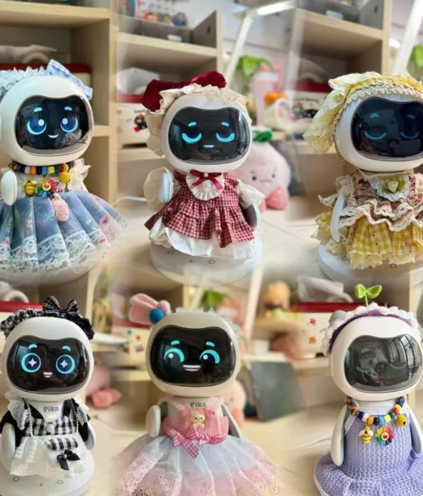 Nhiều robot Pika mặc váy len đủ màu bày trên kệ gỗ trong cửa hàng chính hãng