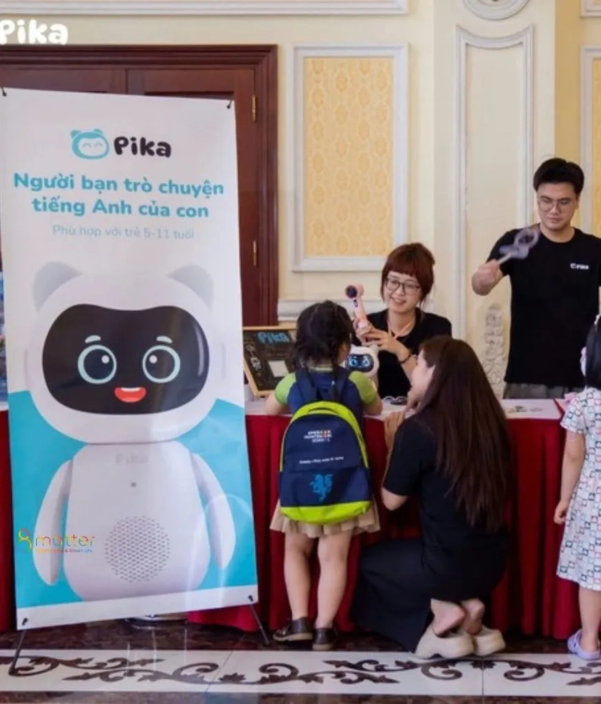 Trẻ em và phụ huynh trải nghiệm robot Pika tại sự kiện có standee