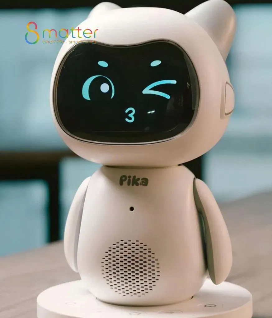 Robot Pika màu trắng, màn hình phía trước hiện khuôn mặt đang nheo mắt