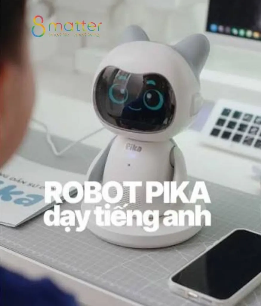 Robot Pika trên bàn cạnh điện thoại, đồ hoạ có in dòng chữ dạy tiếng Anh